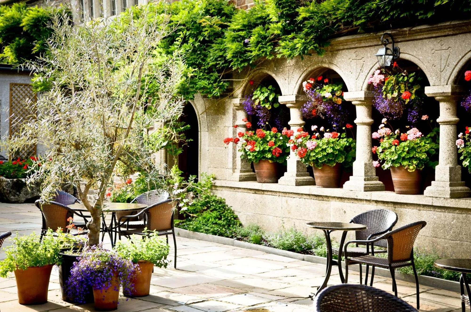 Отель Lewtrenchard Manor Экстерьер фото